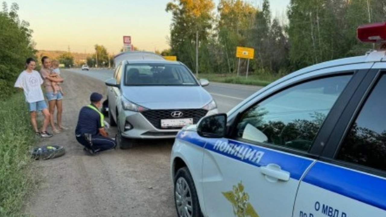 Помогли женщине с ребенком: на трассе в Волжском районе автоинспекторы помогли автоледи поменять колесо Сотрудники ДПС заметили на обочине дороги расст...