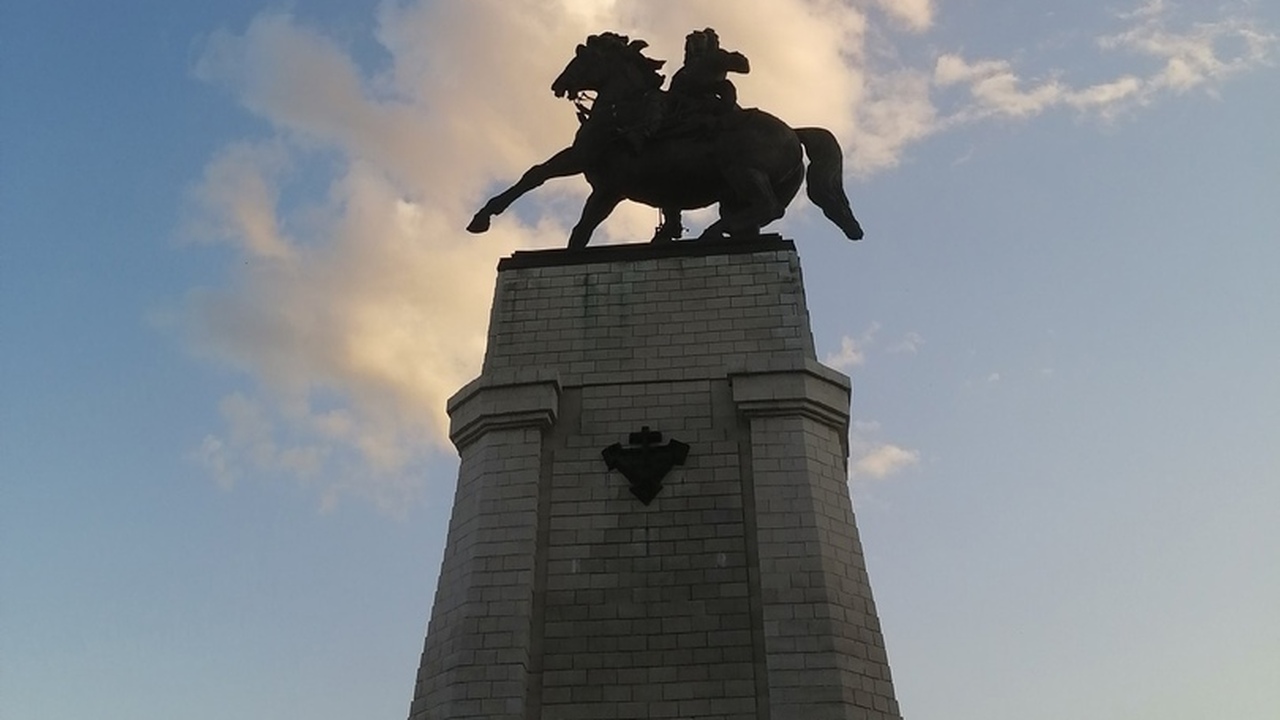 В Тольятти памятник основателю города теперь освещается в темноте Монументальную скульптурную композицию, изображ...