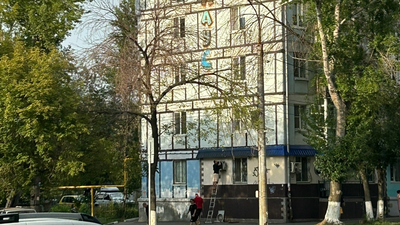 Жилец дома пожаловался на разгрузку товара в не...