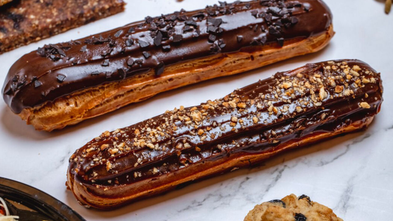 Всего 10 минут — и вкуснейшие эклеры уже готовые на столе: детей за уши не оттащишь Всё, что вы любите в эклерах, но в формате удоб...