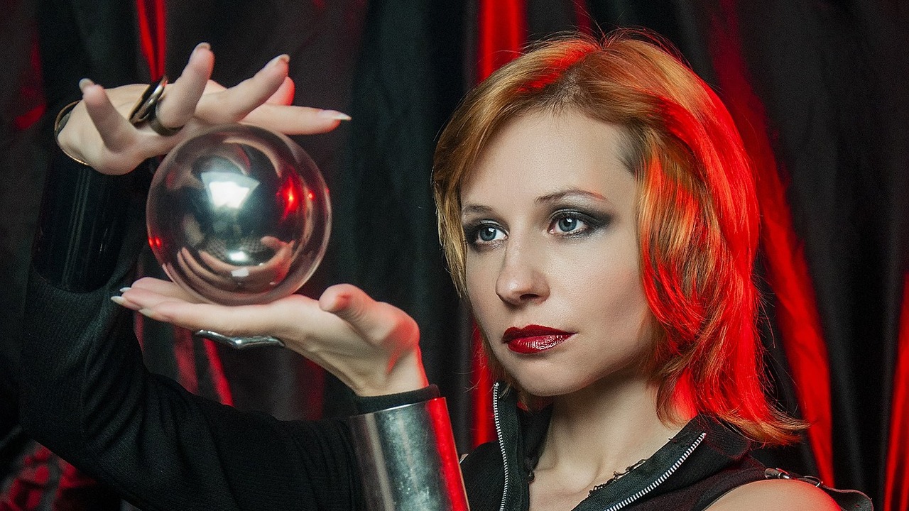 В результате обмана женщина потеряла более полу...