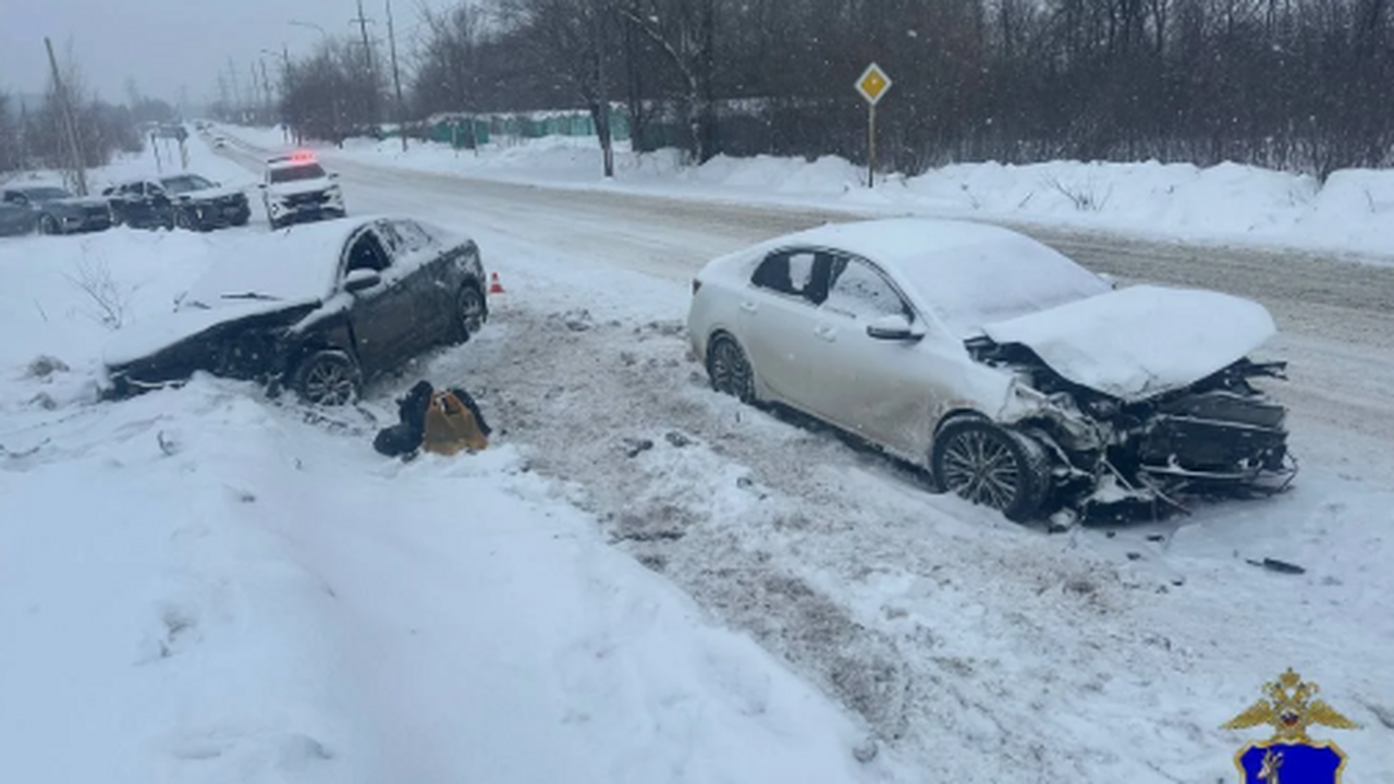 Произошло лобовое столкновение Kia Cerato и Lad...