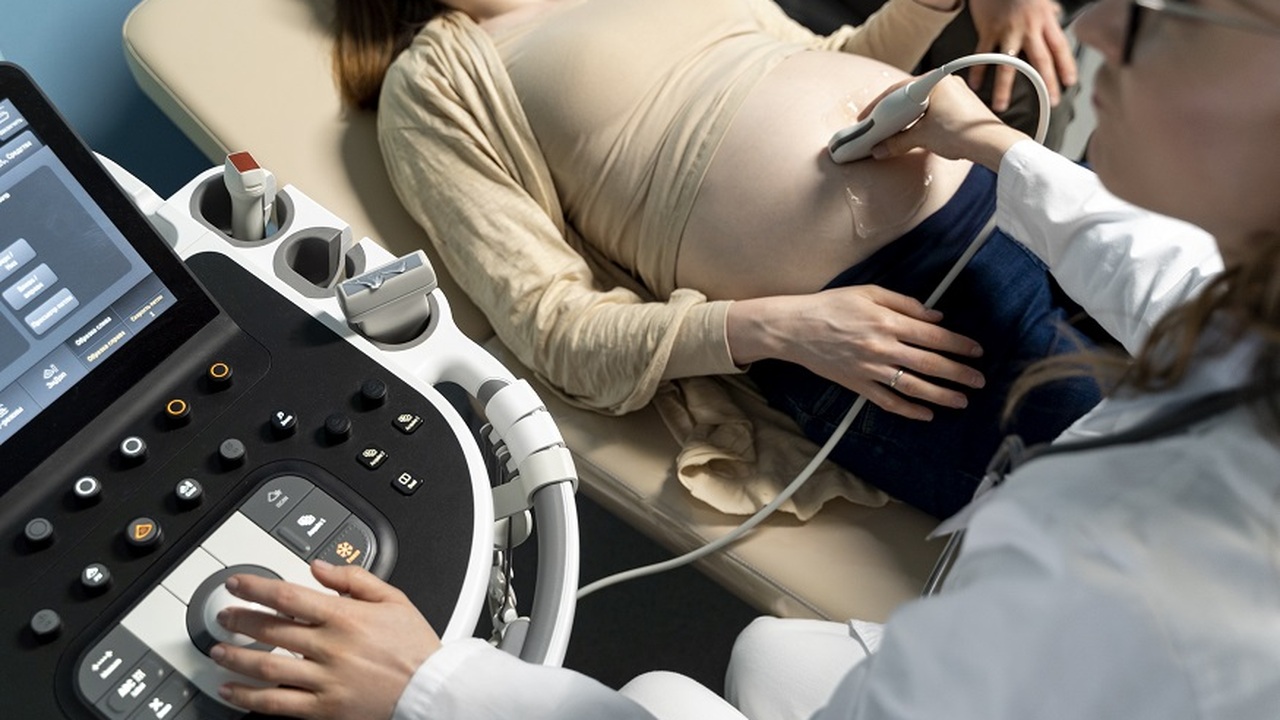 Современная высокотехнологичная медицинская тех...