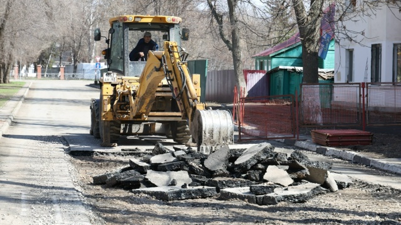 Ход работ проверили Иван Носков и главный инжен...