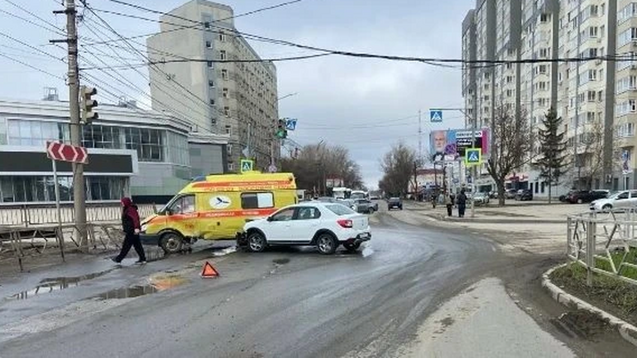 Полиция Самары выясняет детали ДТП с машиной скорой помощи и Renault Logan ДТП произошло на пересечении улиц Советской Арм...