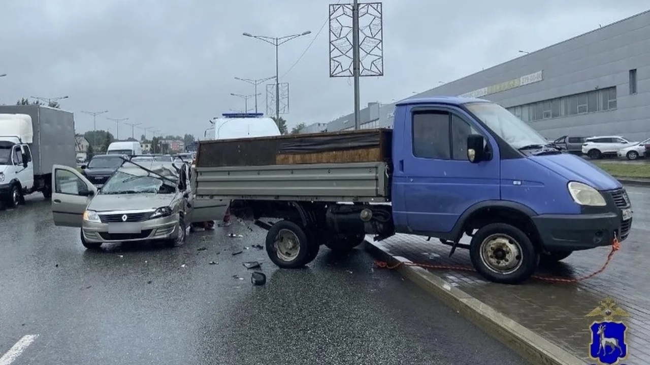 В Самаре водитель Renault Logan столкнулся с ГАЗелью на Московском шоссе 85-летний водитель Renault госпитализирован