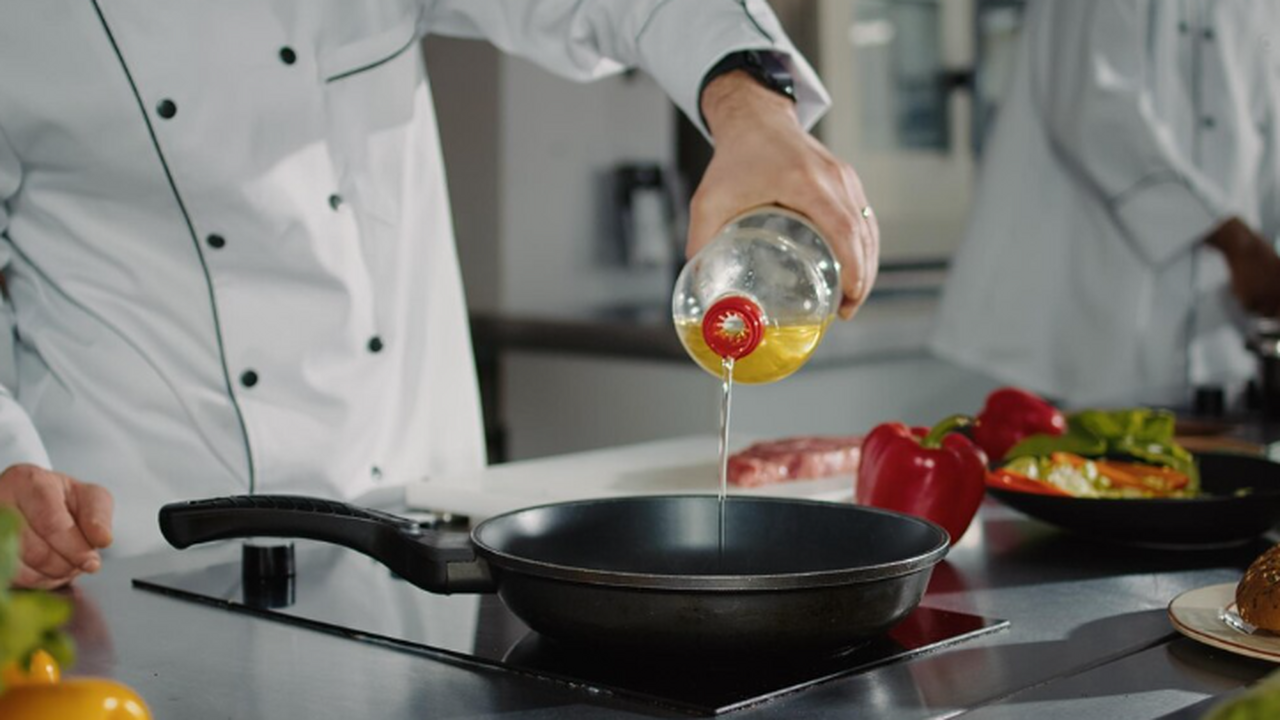 Куда и как на самом деле нужно выливать масло со сковороды после готовки: запомните этот советы навсегда «Чуть-чуть масла после жарки — ничего страшного...