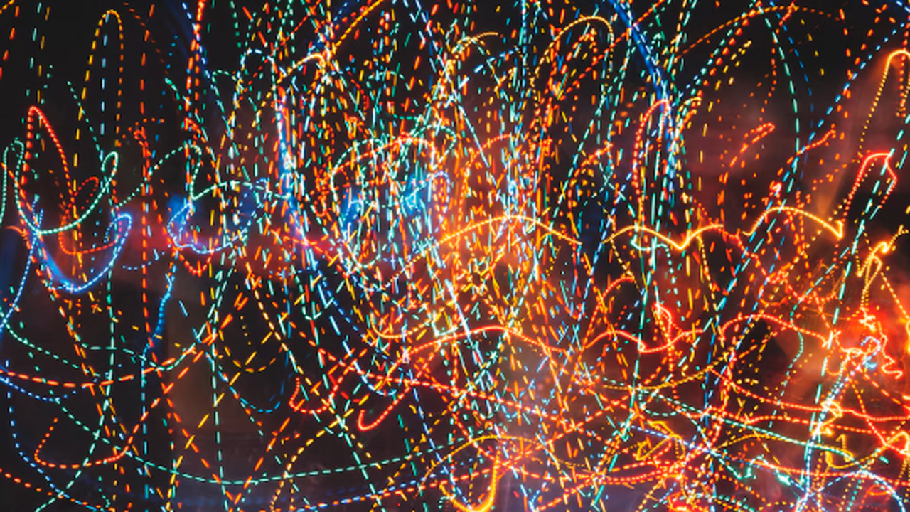 Эксперимент показал устойчивость волновых структур материи в световых решетках Физикам удалось создать стабильные солитоны мат...