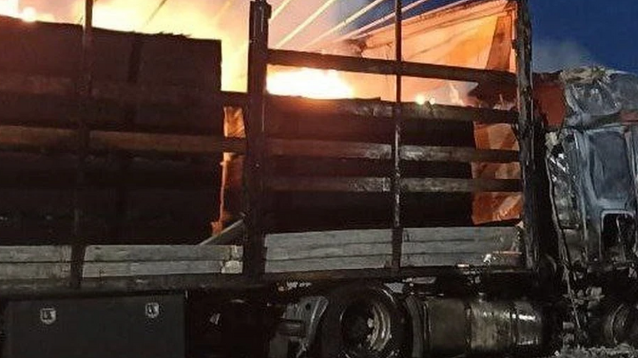 Под Самарой ночью 5 июня загорелась фура Merced...