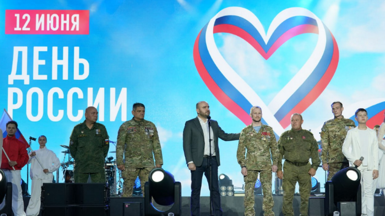 Вячеслав Федорищев: «Нам повезло жить в самой великой стране в мире» В Самаре 12 июня на площади Куйбышева прошел пр...