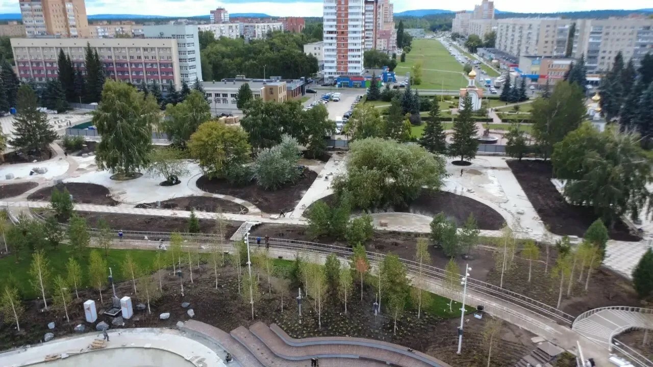 В Тольятти продолжается масштабная реконструкция Центральной площади На территории уже высадили крупномерные деревья...