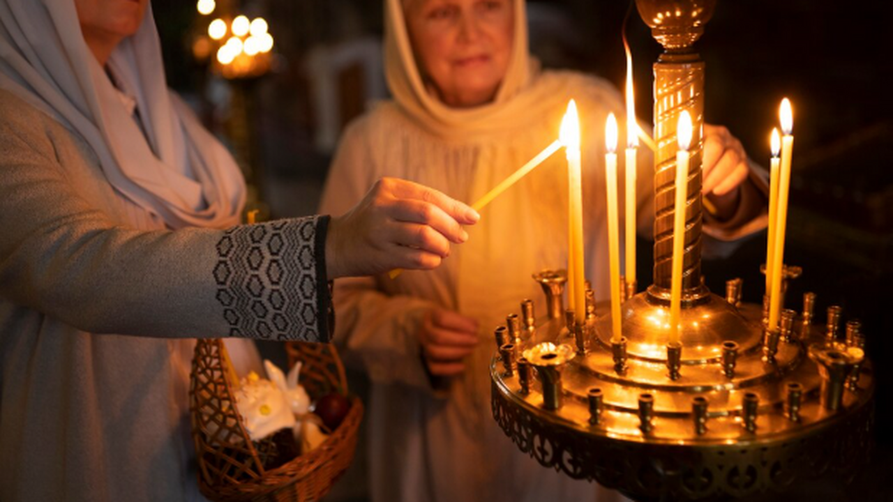 Традиция колядования, когда ряженые обходят дом...