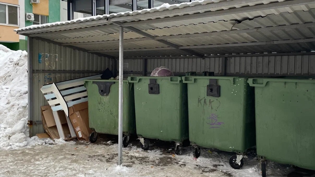 Очередь из десятков мусоровозов возникла на пол...