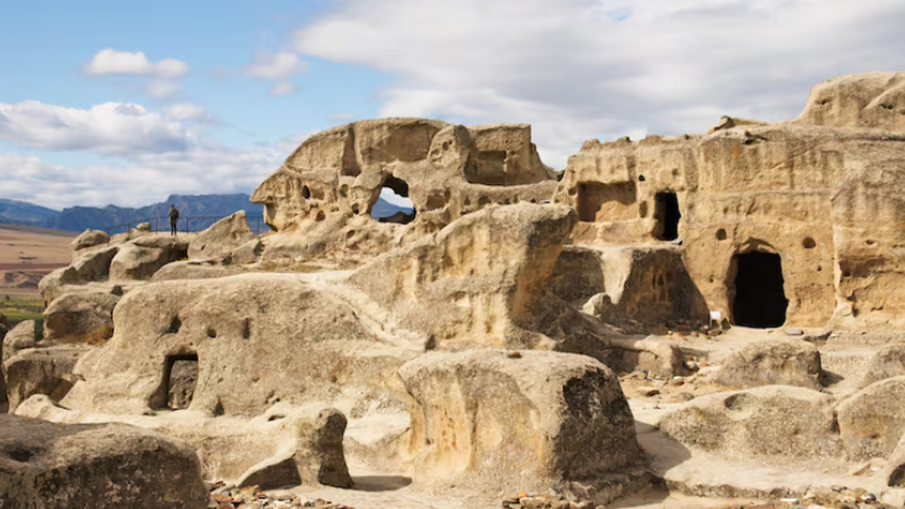 В Бахрейне археологи обнаружили редкую фаянсову...