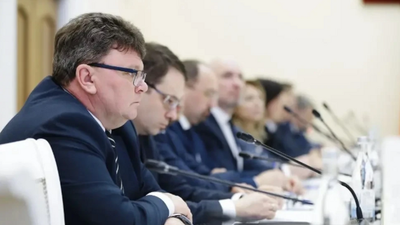 Зимой работники заводов опаздывают на работу из...