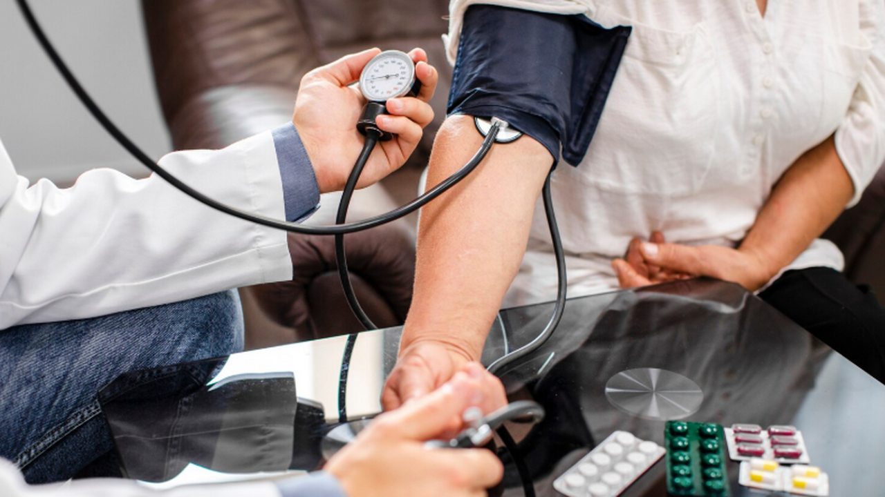 Кардиолог рассказал реальную границу давления, сигнализирующую гипертонию Алексей Утин объяснил, какие значения давления ...