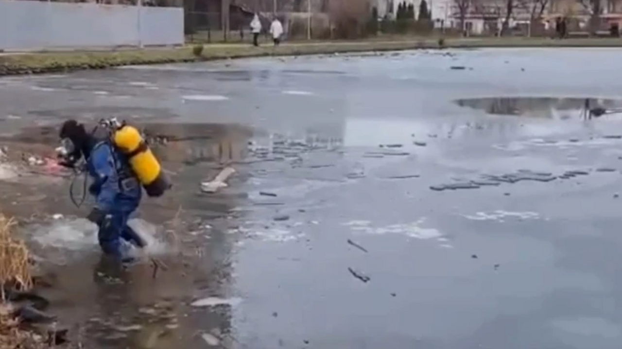 Водолазы достали тело утонувшего мужчины из пру...