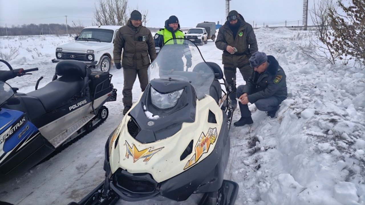 Госавтоинспекторы и сотрудники Гостехнадзора пр...