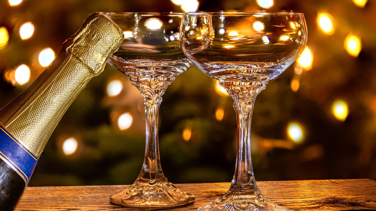 Новогодние продукты в России дорожают перед праздниками За год шампанское выросло в цене на 11%