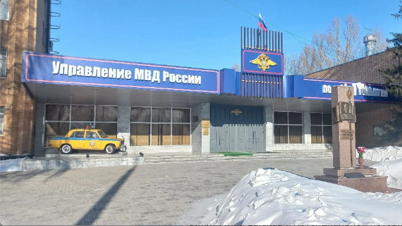 Полицейским удалось убедить женщину, что она ст...