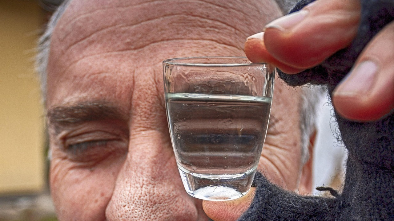 Гастроэнтеролог назвал смертельные дозы метанола в домашнем алкоголе Домашнее самогоноварение может быть рискованным