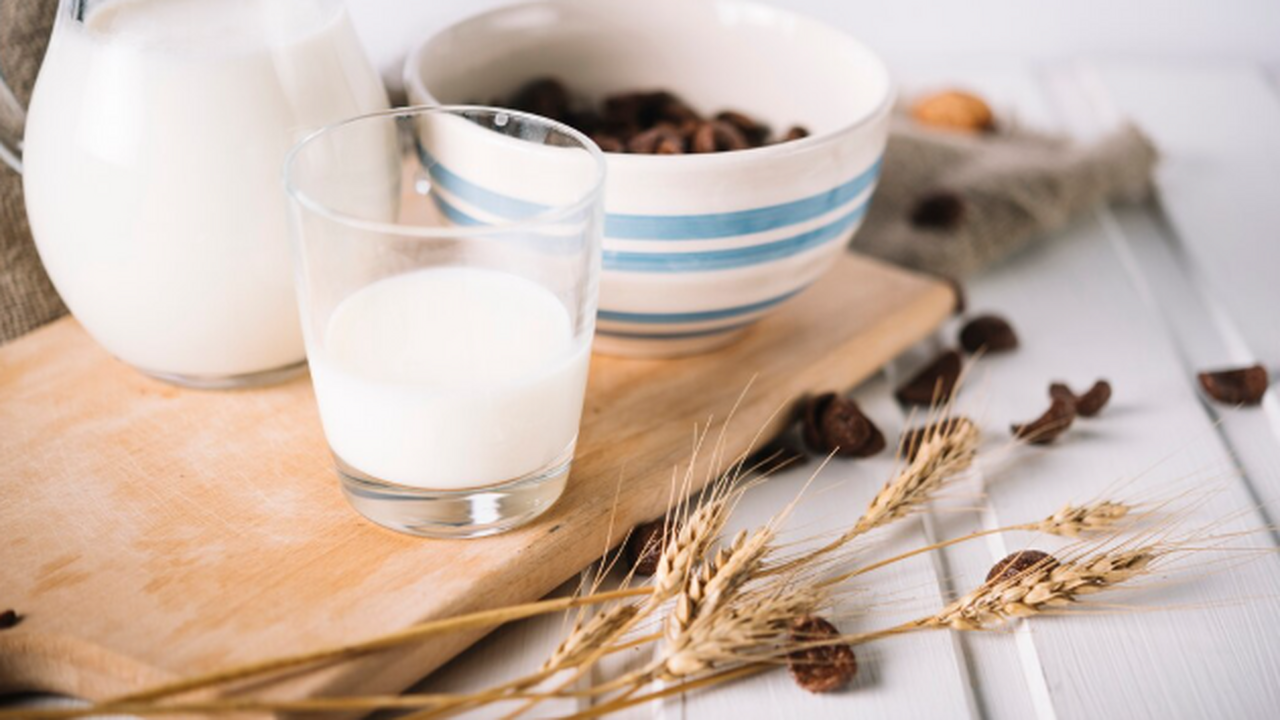 Российские производители молока начали утилизир...