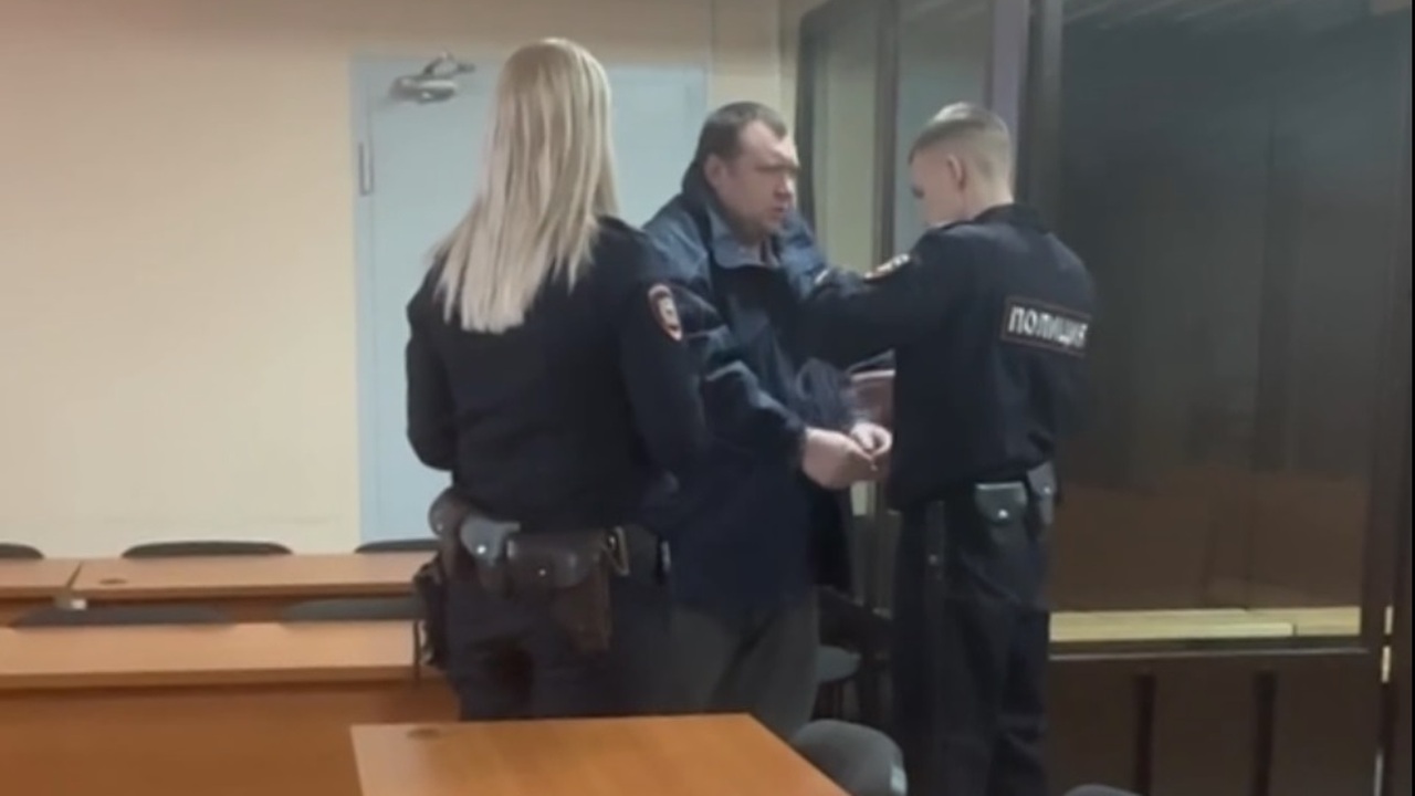 Его взяли под стражу в зале суда