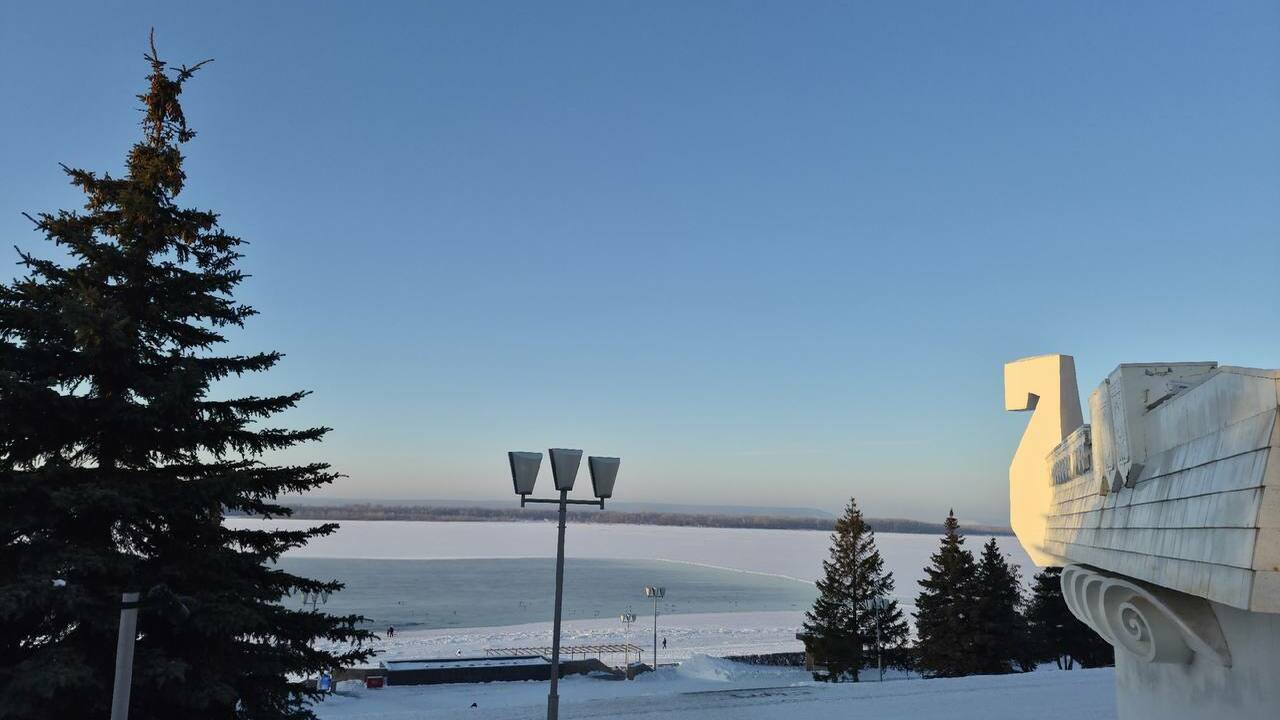 Процесс вскрытия реки в городской черте активно...