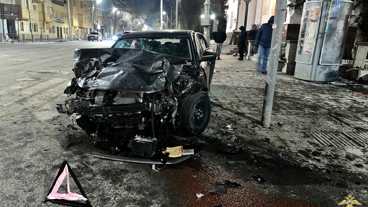 Произошло столкновение Lada Vesta и Geely Emgrand