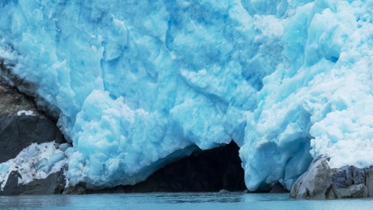 Учёные: после разрушения припайного льда Гектория начал стремительно тонуть С конца 2021 года по сентябрь 2023 года ледник ...