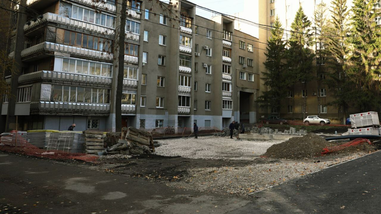 На улице Республиканской в Самаре завершают укладку плитки в сквере Чудайкина В Кировском районе Самары ведётся благоустройст...