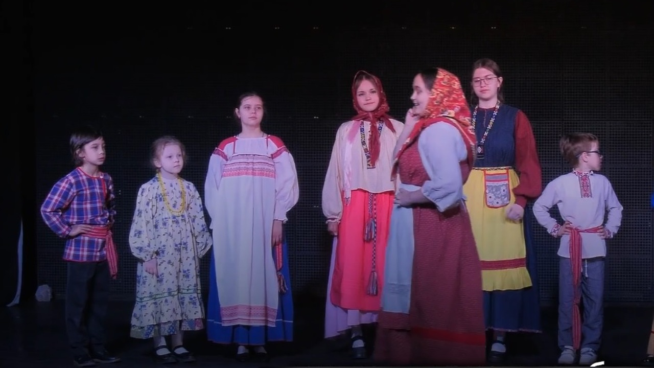 В нем совместно занимаются здоровые дети и особ...