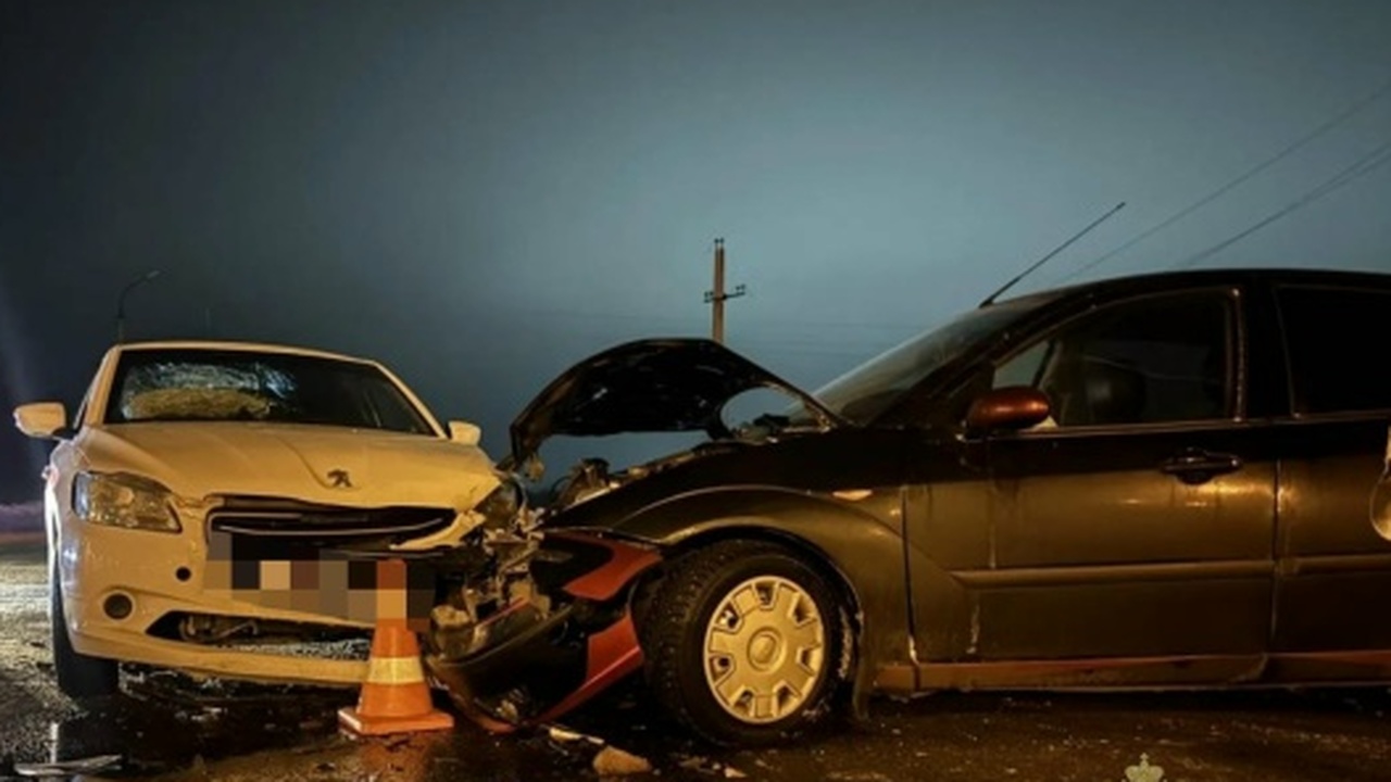 Произошло столкновение Ford Focus и Peugeot 301