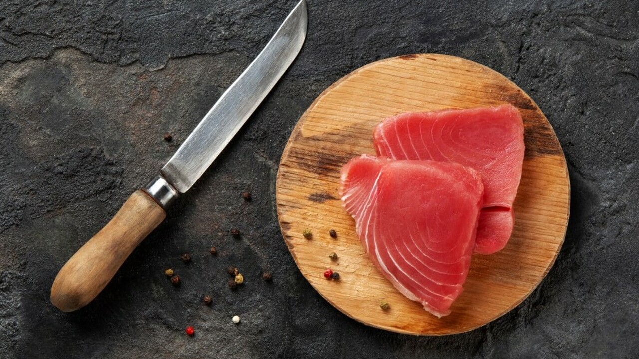 Студент разделал дорогостоящего тунца Студент из Самарской области Михаил Рахматуллин...