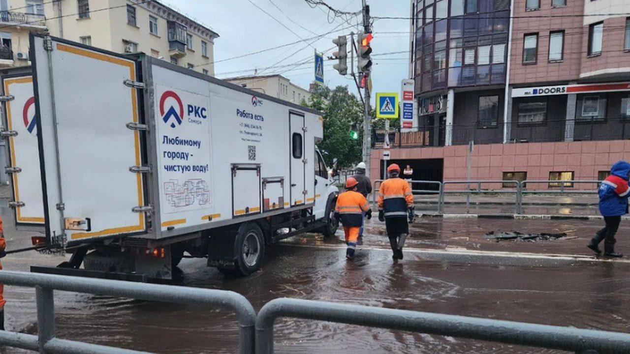 Содержимое затопило улицы. В центре Самары ликвидируют порыв водопровода В центре Самары ограничили движение вечером 19 ...