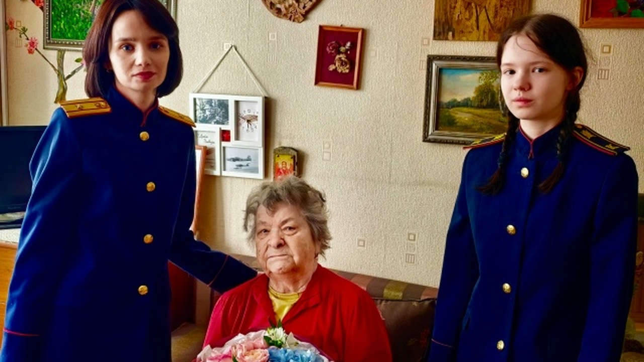 Сотрудники СК и кадеты поздравили Эльвиру Якимову