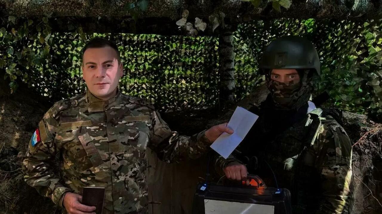 «Здесь особенно остро понимаешь цену каждого голоса»: Александр Наумов проголосовал на передовой Координатор федерального проекта «Мир возможнос...