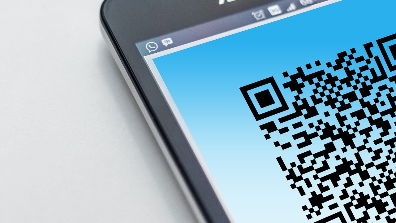 Злоумышленники расклеивают наклейки с QR-кодами...