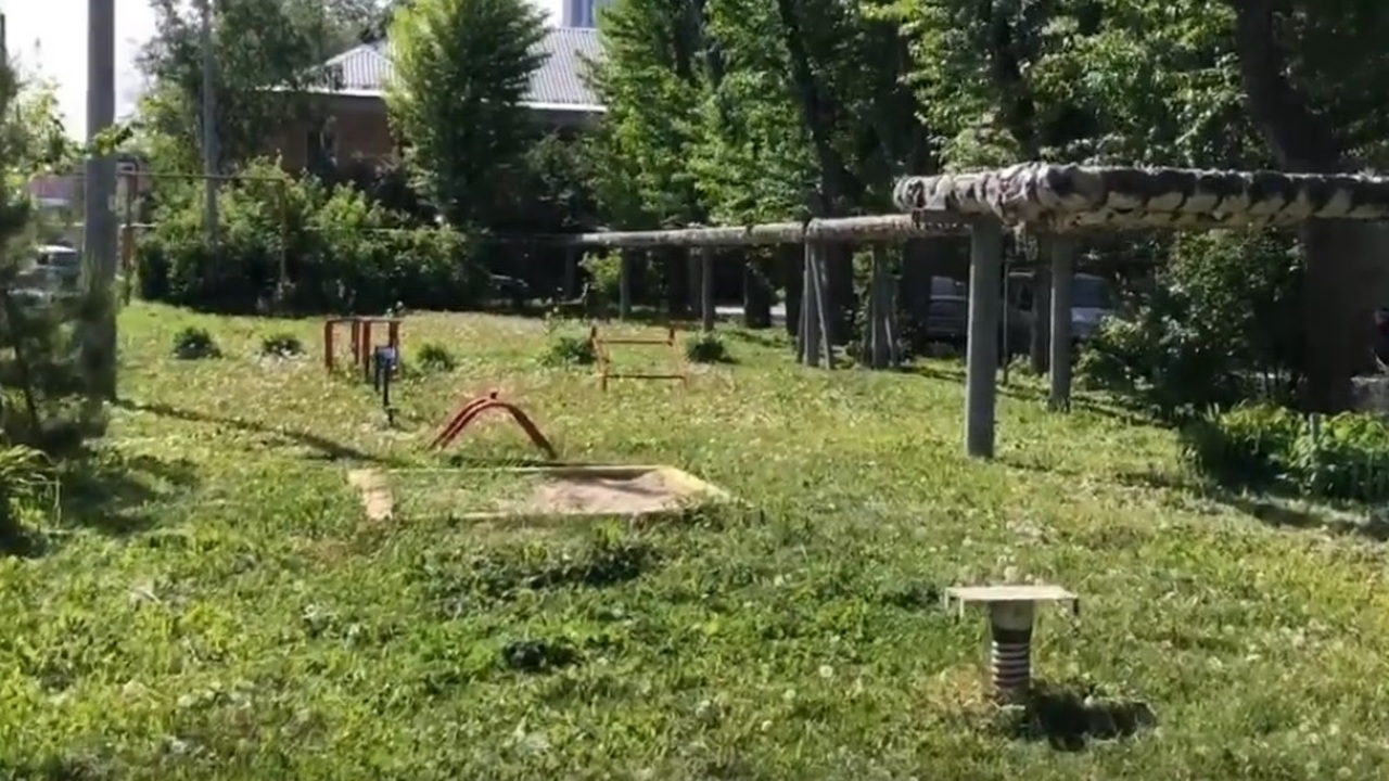 После обращения жителей в Самаре убрали опасную детскую площадку Игровая площадка находилась над тепловыми сетям...
