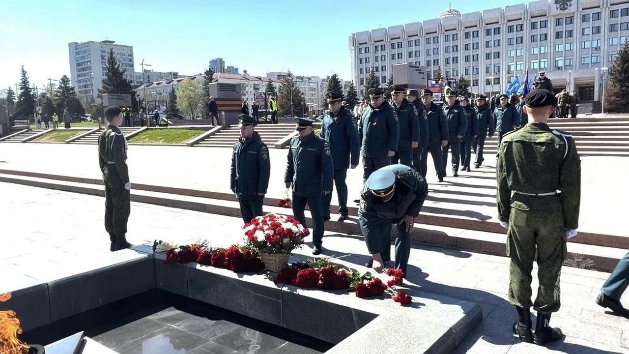 Церемония прошла у Вечного огня на площади Славы