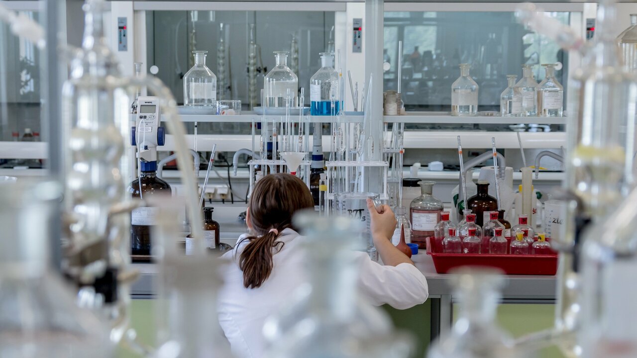 Белок CDC42 активирует пирин по неизвестному ранее механизму Исследование выявило новый механизм активации п...