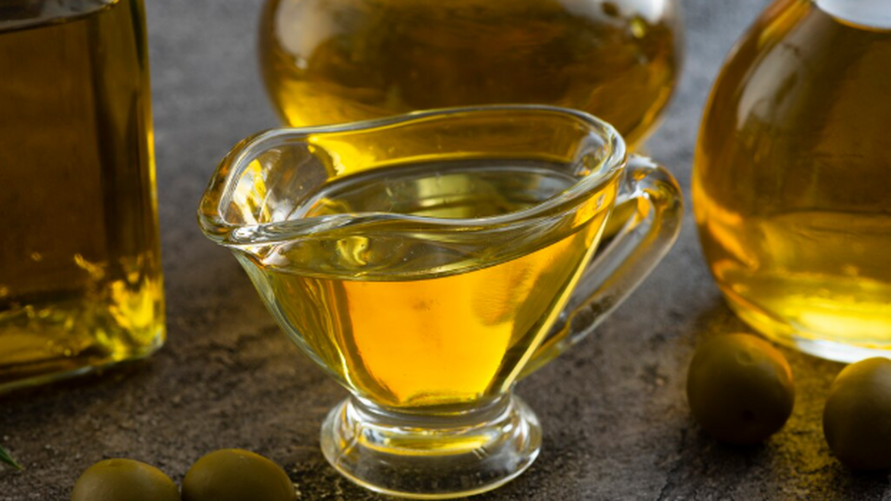 Это масло смело кидайте в свою корзину: в Роскачестве назвали проверенные специалистами марки подсолнечного масла Рафинированное подсолнечное масло - рабочая лош...