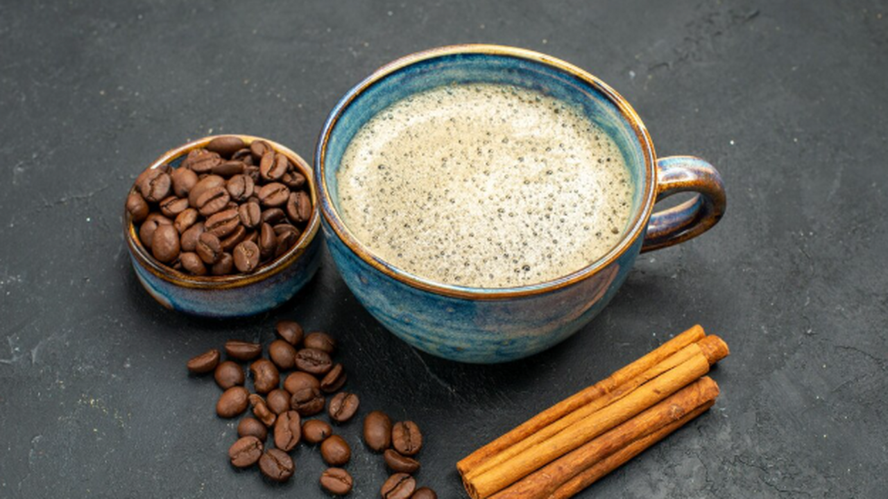 Ежедневное употребление 2–3 чашек кофе может сн...