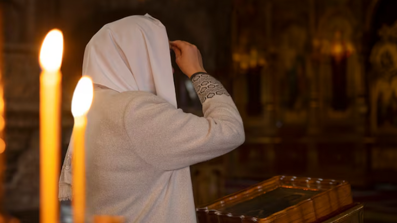 Церковь объяснила, как старые иконы правильно утилизировать и сохранить историю На берегу реки Суры весной 2025 года прохожие о...