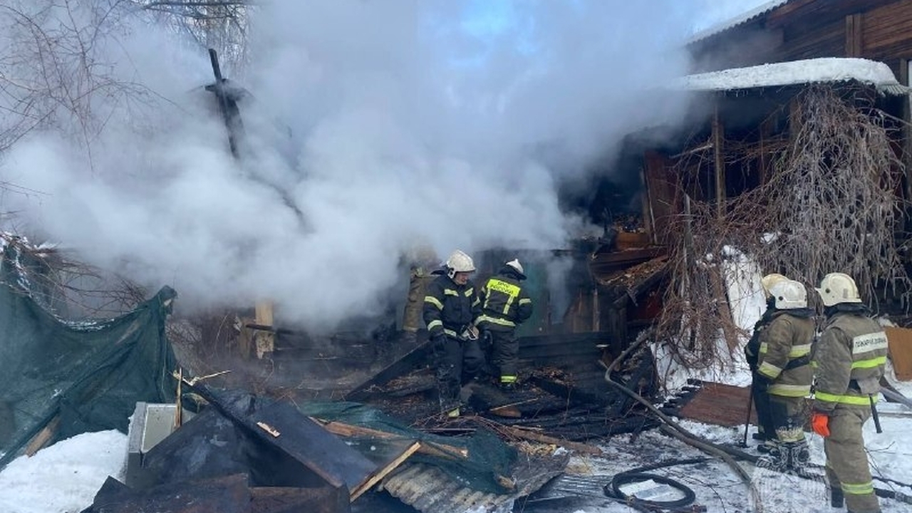 Произошло возгорание деревянного пристроя на пл...
