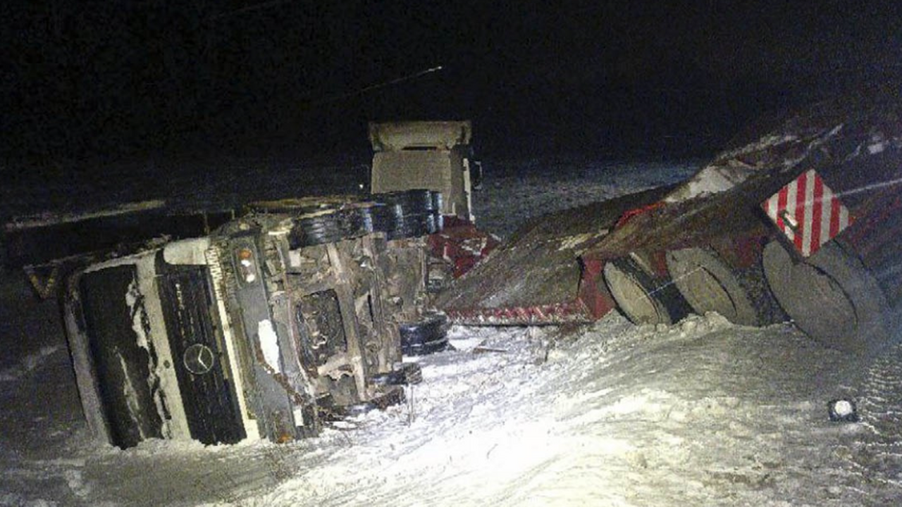 В ДТП с грузовиками на трассе М-5 под Самарой 1...