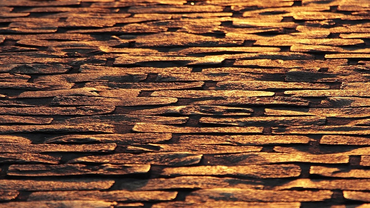 Трещины в дорогах заполнялись необработанным са...