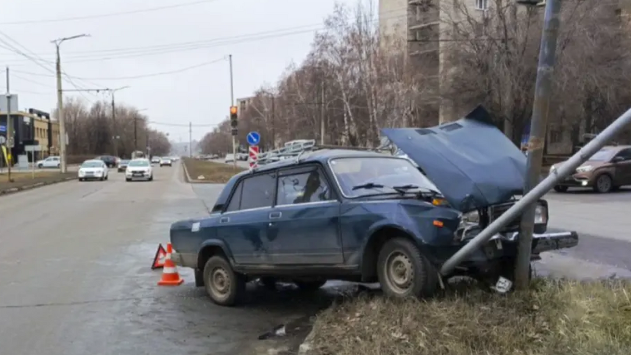 В Тольятти водитель КИА отправил в больницу дву...