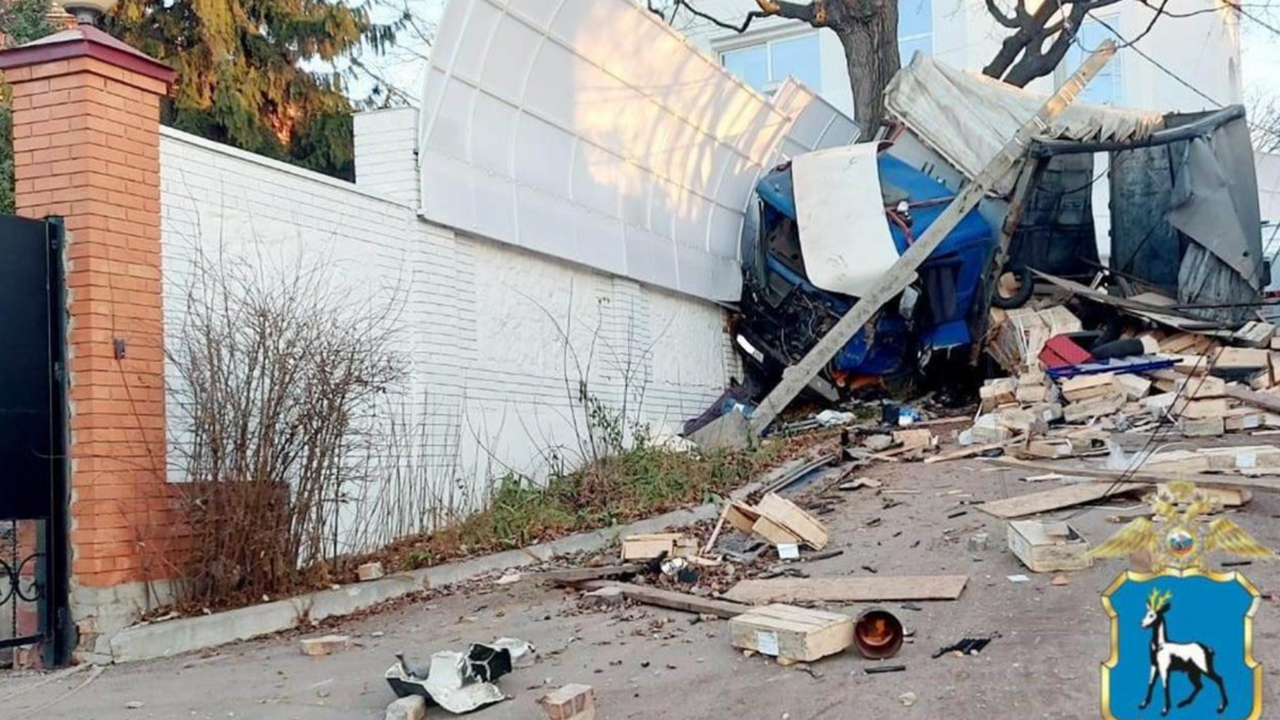 В Самаре водитель грузовика врезался в забор