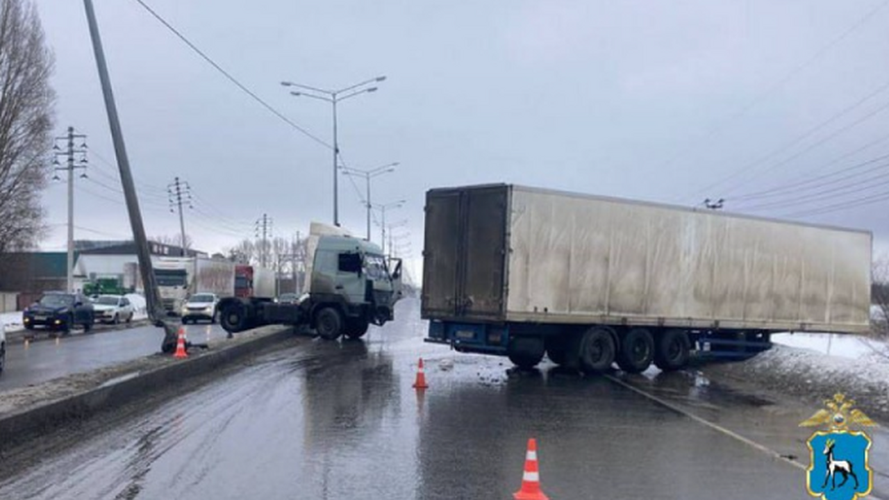 Под Самарой грузовик МАЗ раскидало по трассе из...